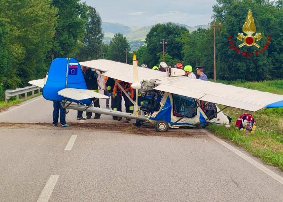 Paura nei cieli di Santa Giustina: ultraleggero si schianta al decollo, ferito il pilota