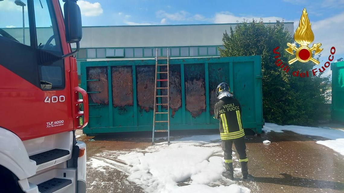 A Treviso, incendio domato in un’azienda: a fuoco un container per rifiuti cartacei