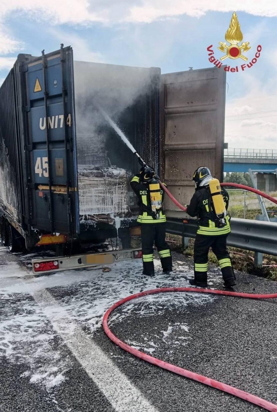  Tir in fiamme sull’A4, traffico in tilt a Martellago