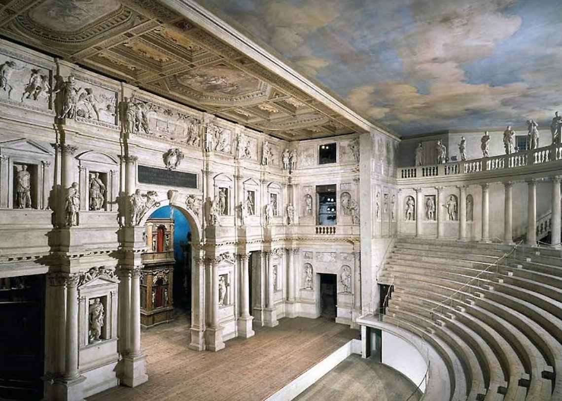 Incidente al Teatro Olimpico di Vicenza: padre e figlio cadono dalla balaustra durante un selfie