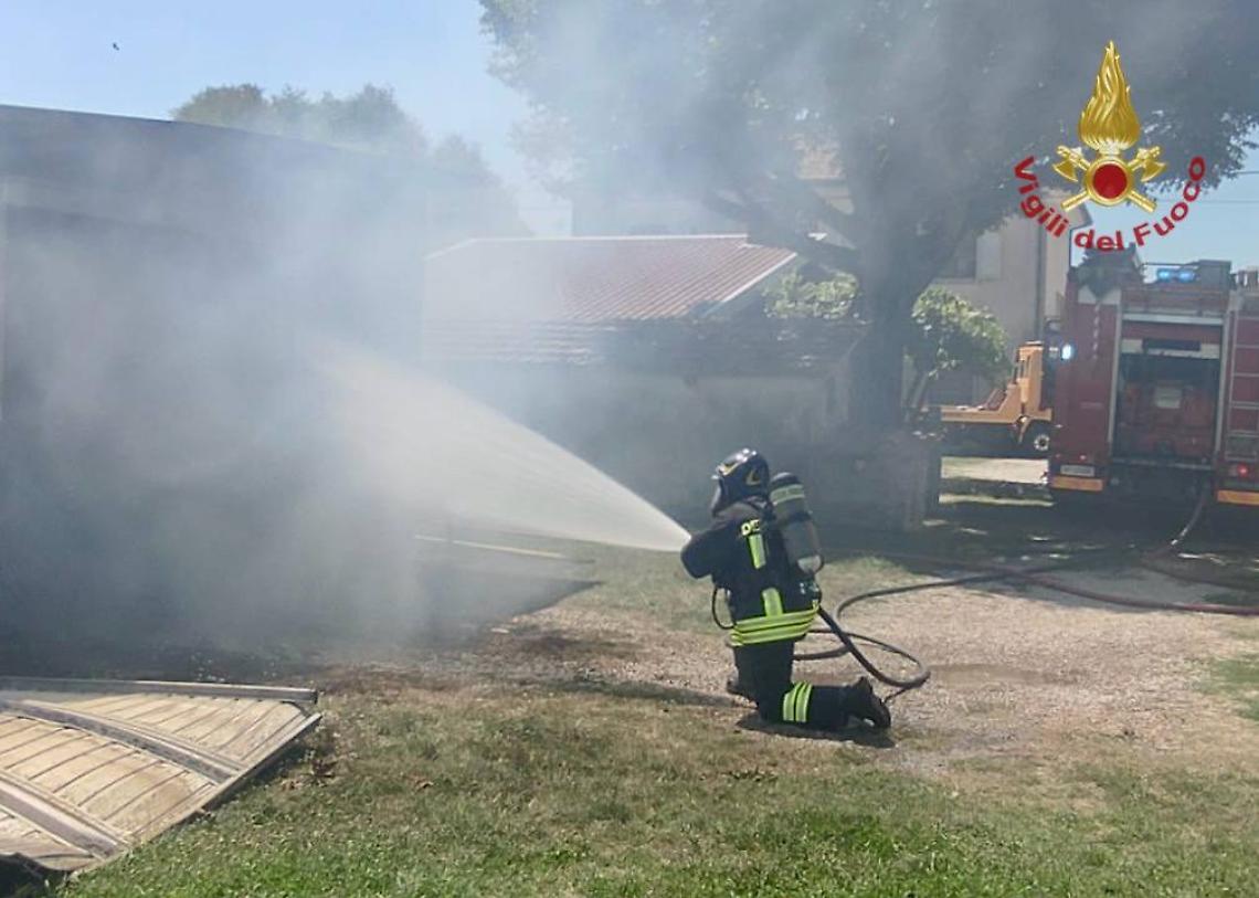 Foto delle operazioni di spegnimento del rogo