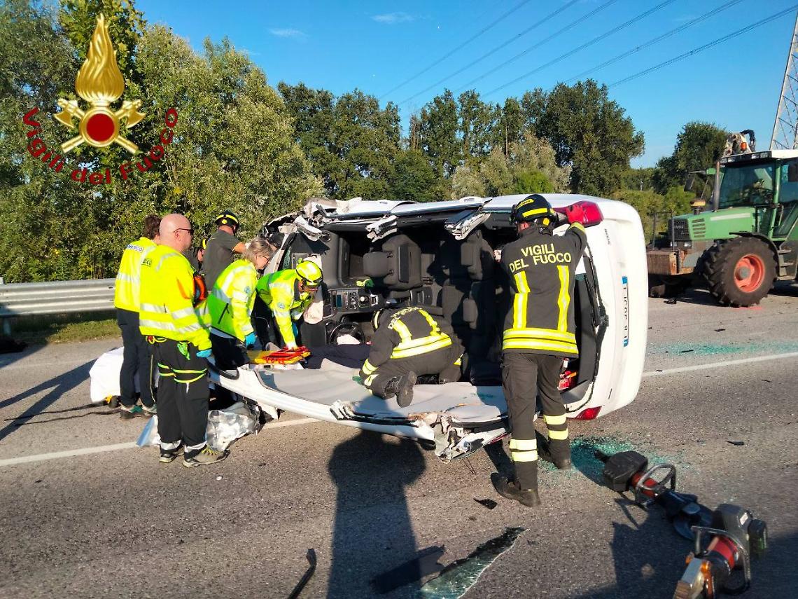 Spaventoso incidente a Mogliano Veneto: auto si ribalta dopo lo schianto contro un trattore