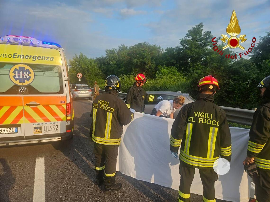 Incidente in tangenziale a Treviso: auto esce di strada, grave un 49enne