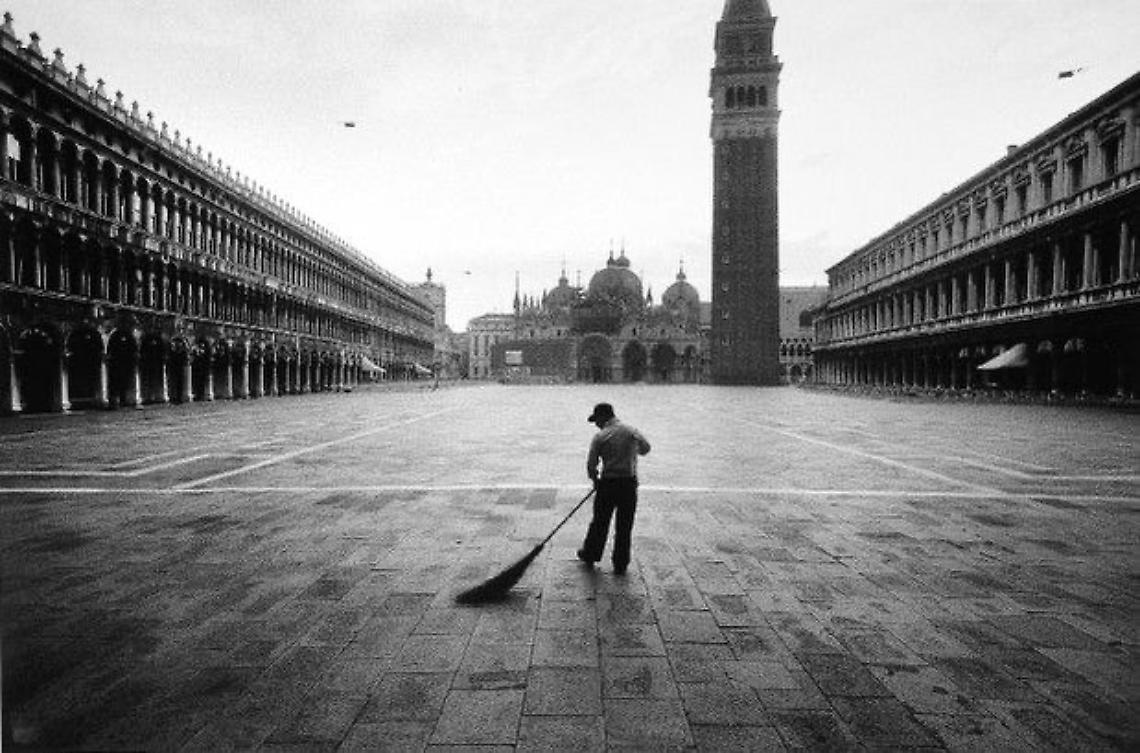 Lo spazzino: una delle foto più iconiche di Gardin a Venezia