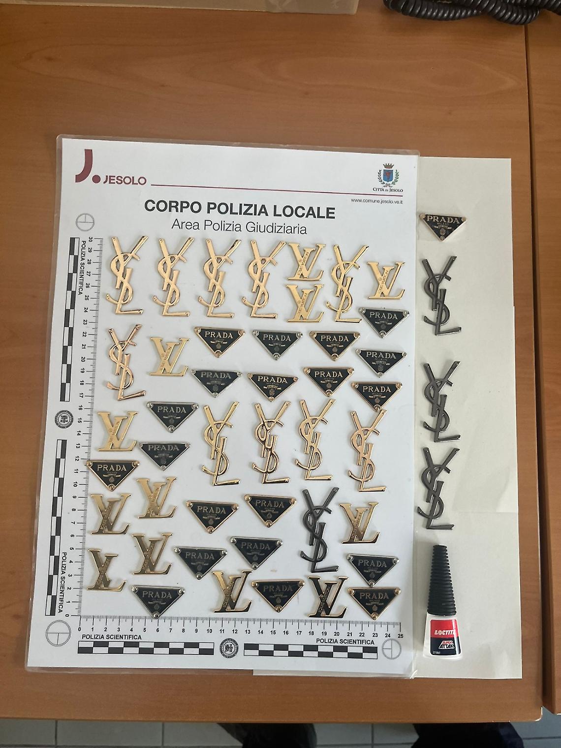 Loghi contraffatti sequestrati in mattinata