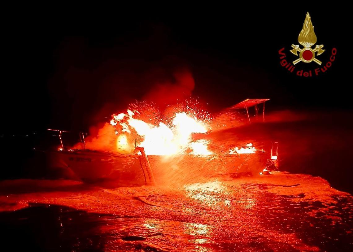 Veliero in fiamme nella laguna: notte di paura vicino a Poveglia