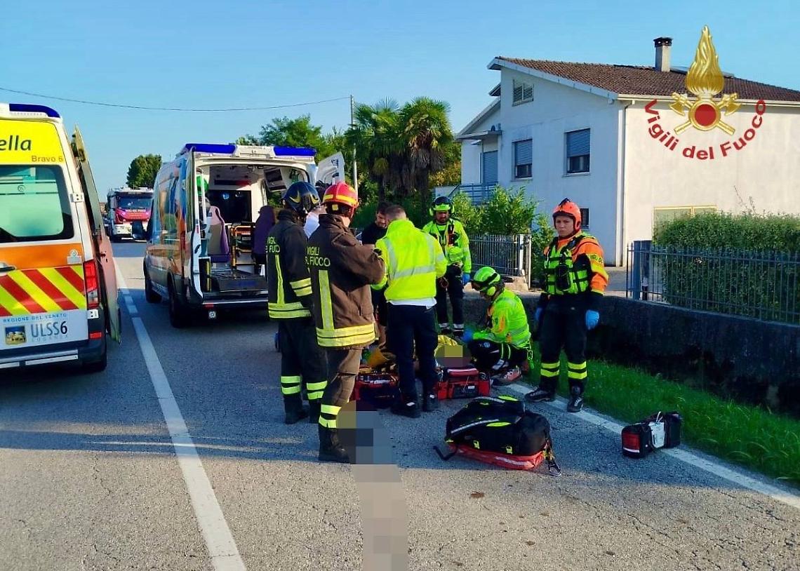 Villafranca Padovana, scontro tra moto e auto: centauro finisce in un fossato, grave