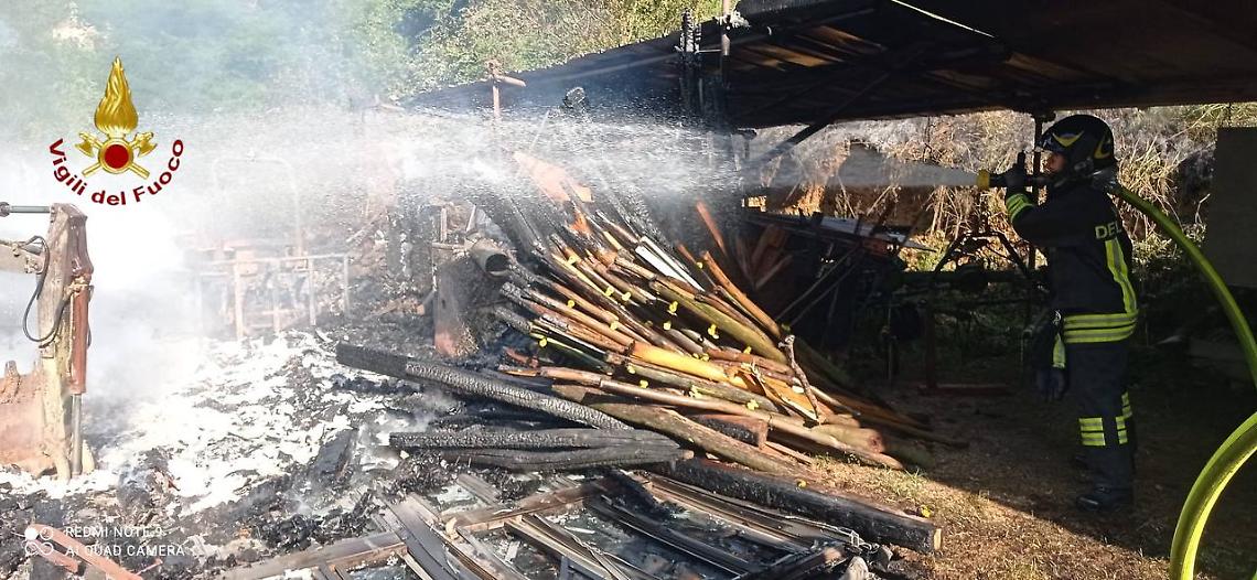 Miane, incendio in un deposito attrezzi: intervento dei Vigili del Fuoco