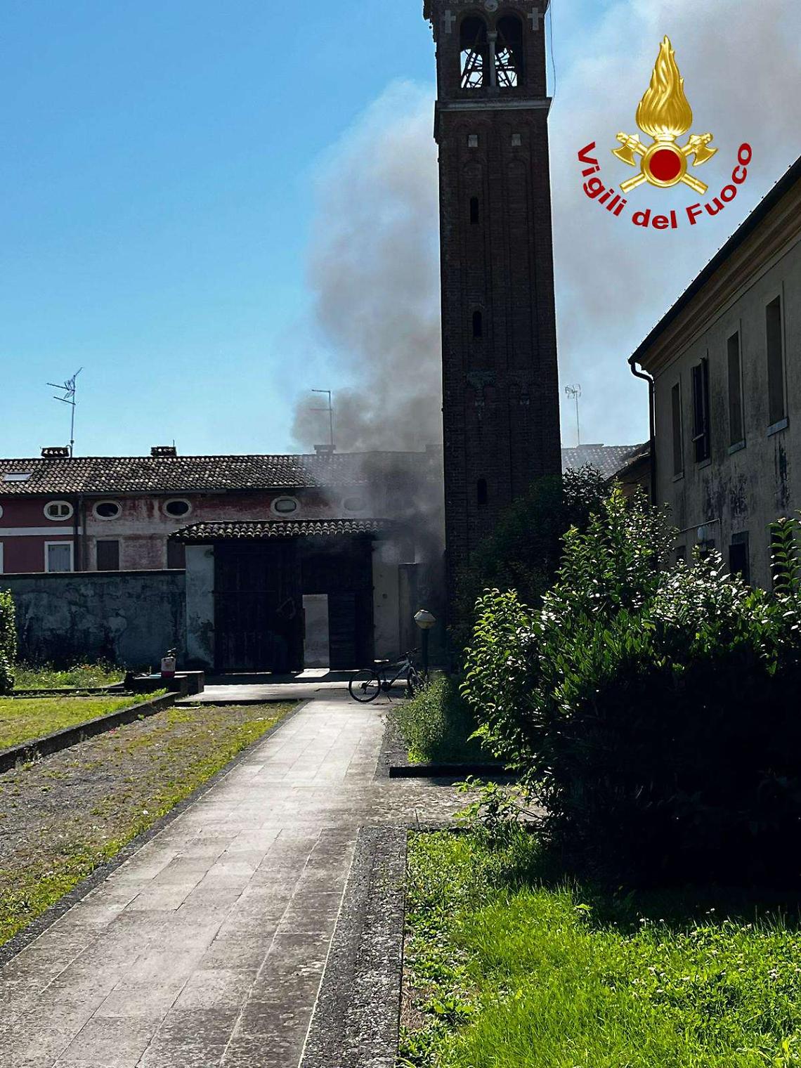 Fossalta di Portogruaro, incendio in un garage: messi in sicurezza bombole di GPL