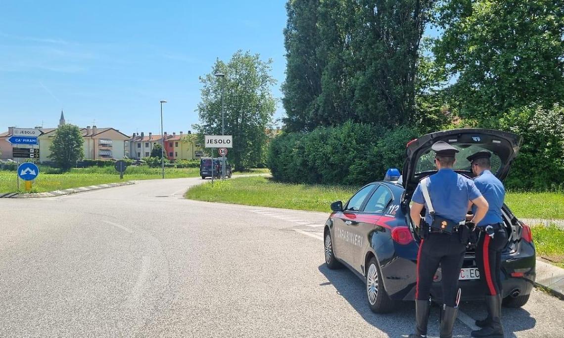 Jesolo, blitz dei Carabinieri contro i reati estivi: arrestato borseggiatore in spiaggia e denunce per droga e armi