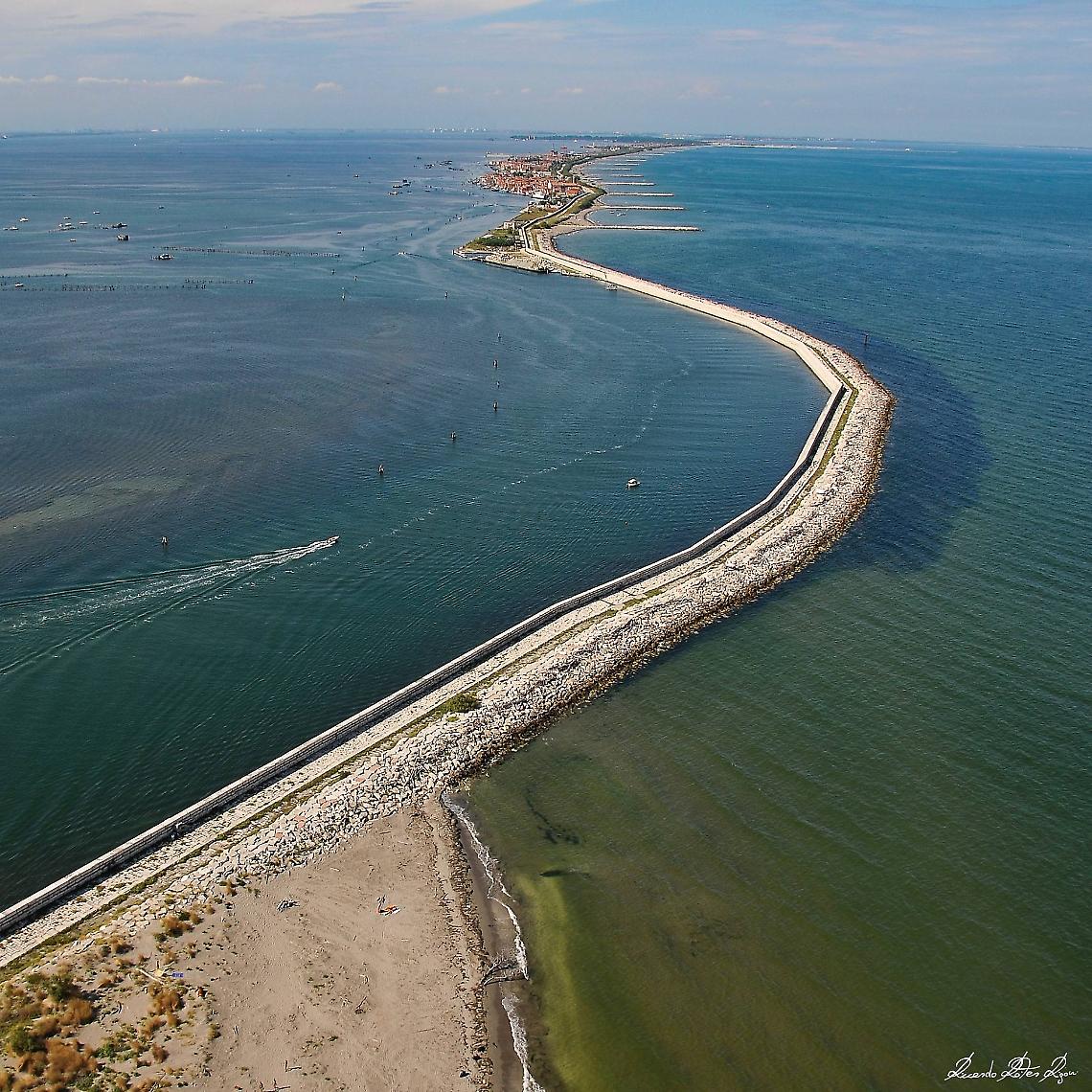 Fine agosto tra sabbia e silenzio: le spiagge venete dove il mare &egrave; ancora un&rsquo;oasi di pace