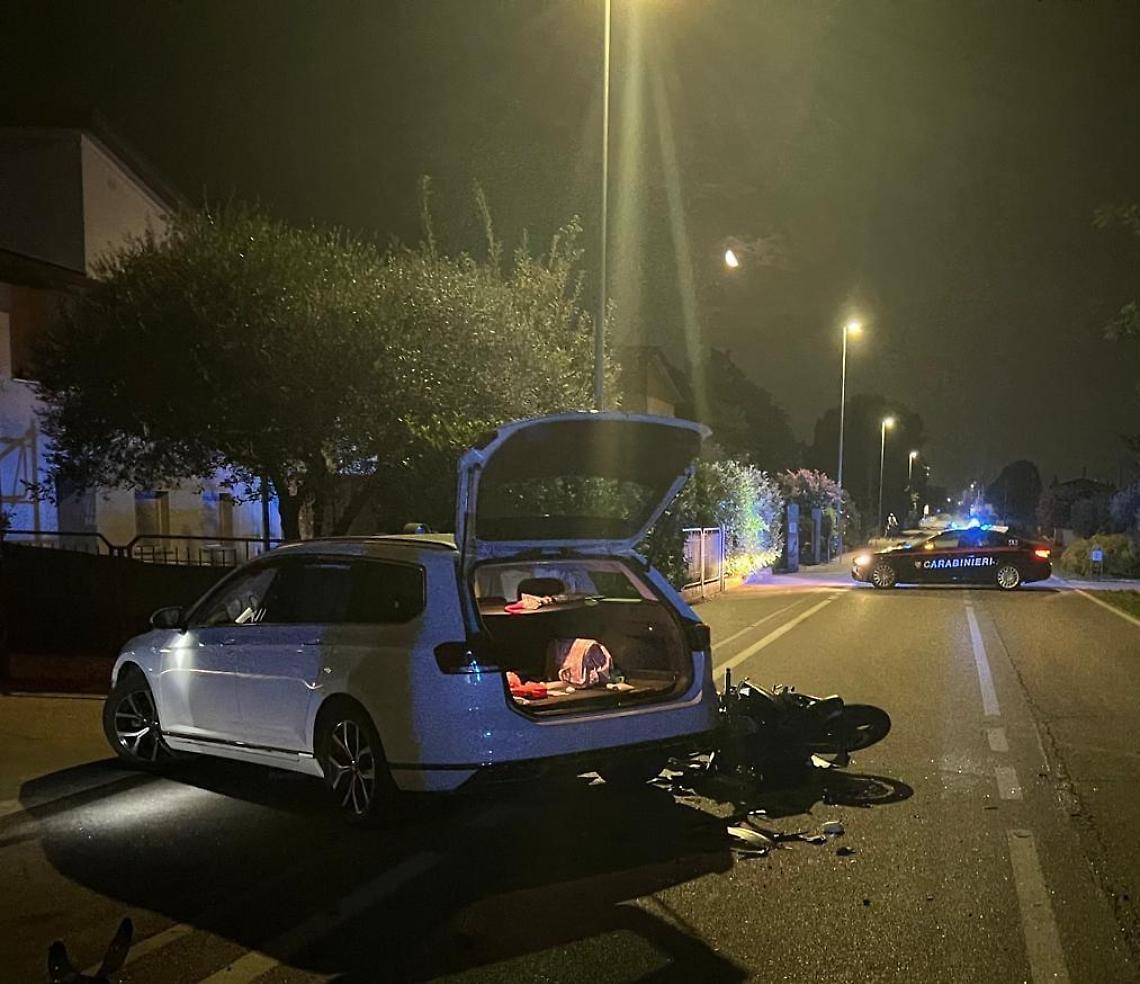 Grave incidente a Tombolo: scontro tra auto e moto nella notte di Ferragosto