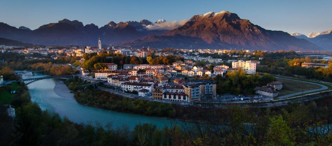 Vista di Belluno costeggiata dall'ansa del Piave