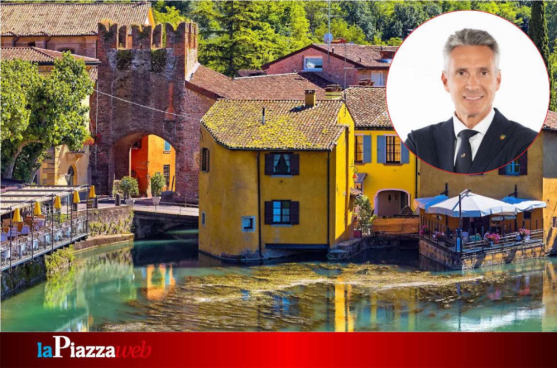 Stefano Casali, sullo sfondo uno scorcio di Valeggio sul Mincio