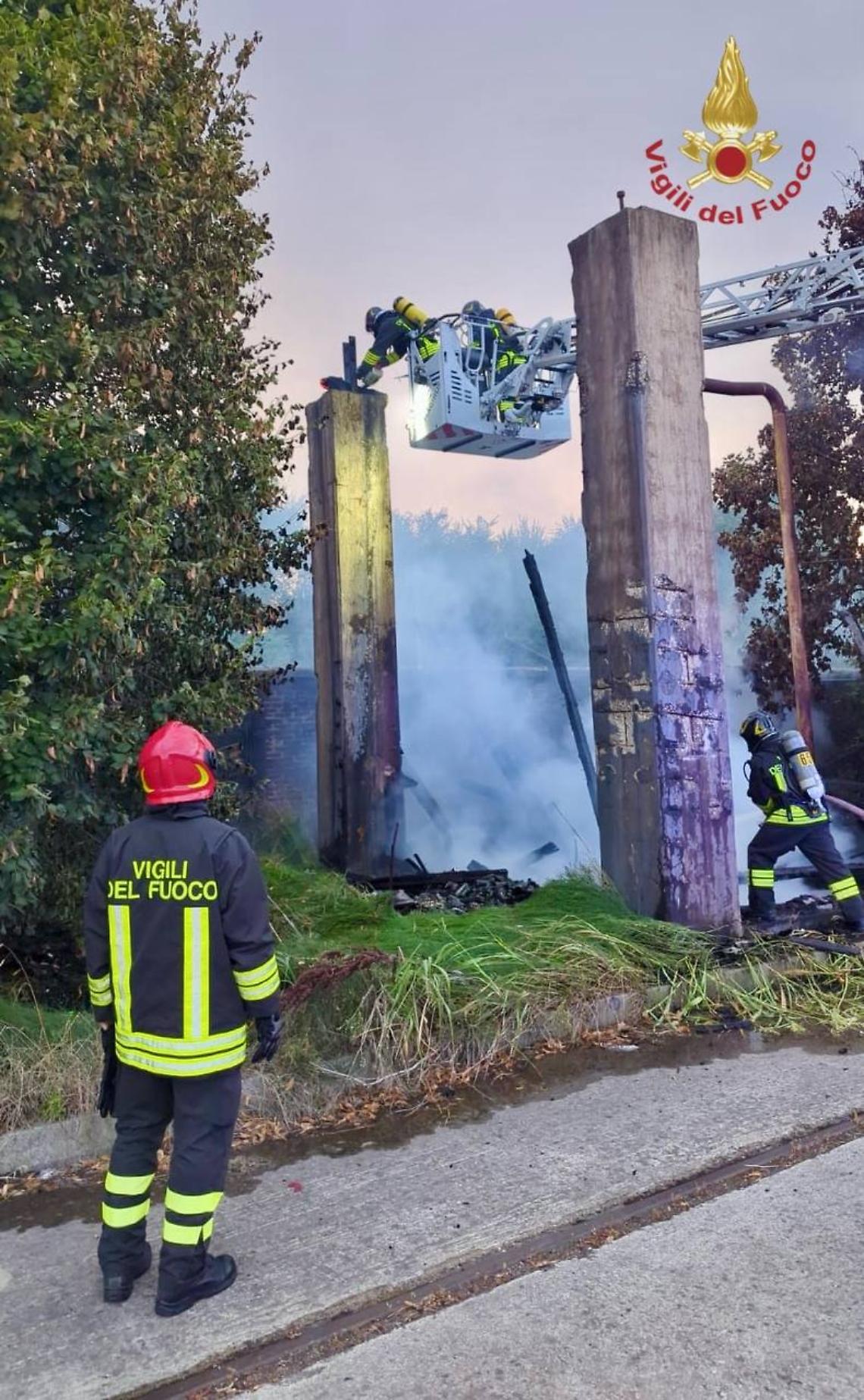 Venezia Marghera, in fiamme il terminal intermodale dismesso