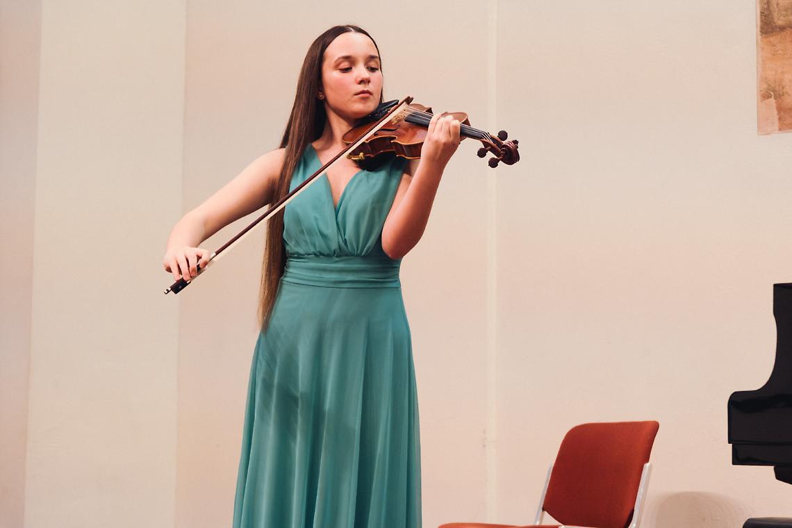 Jesolo apre le porte al talento: Carolina Moranzoni incanta con il suo violino
