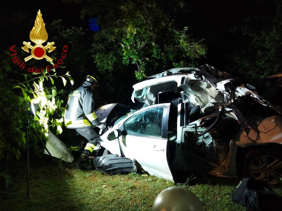 Istrana, auto fuori strada nella notte: 31enne finisce nel giardino di una casa