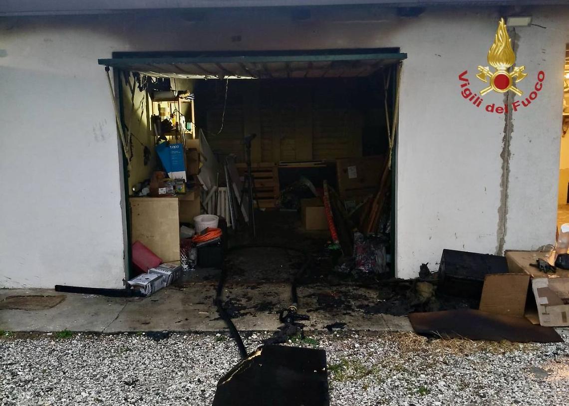 Incendio in un garage di via Fornaci a Padova: intervento tempestivo dei Vigili del Fuoco