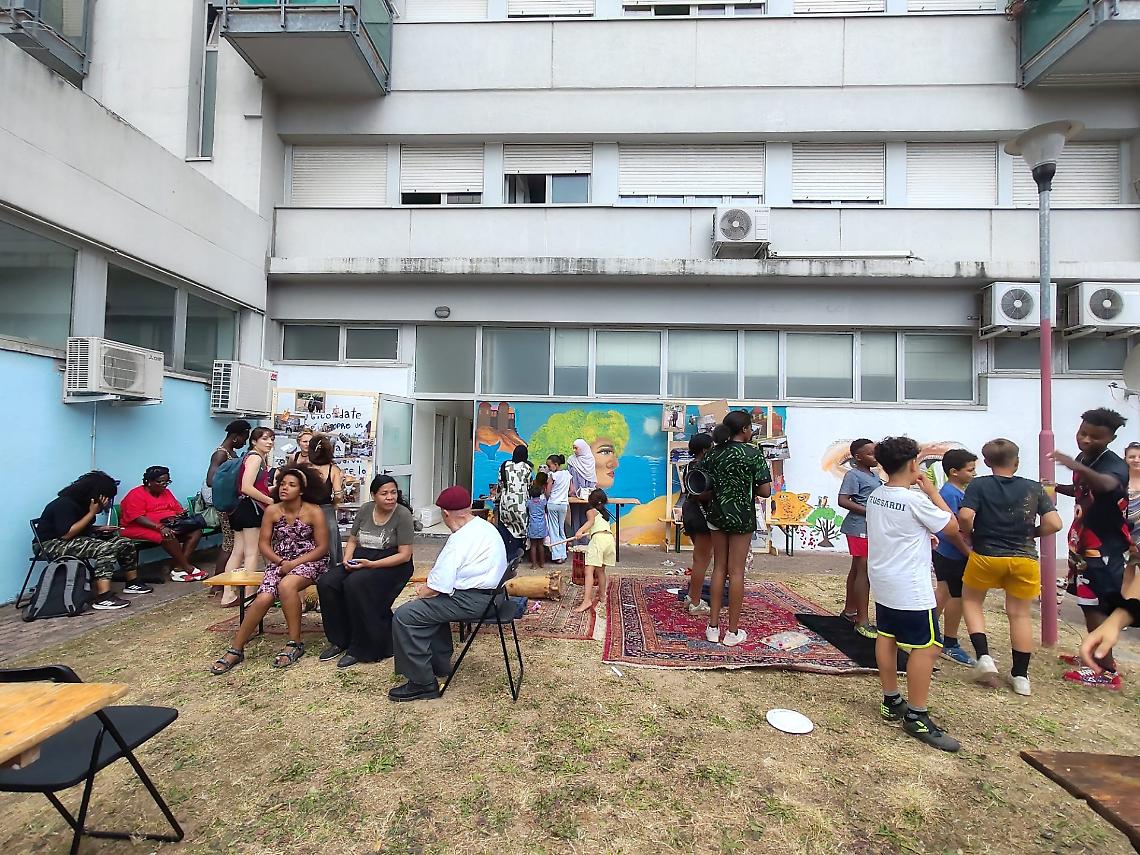 Il murales realizzato dai ragazzi nelle case Agec di via Lussino