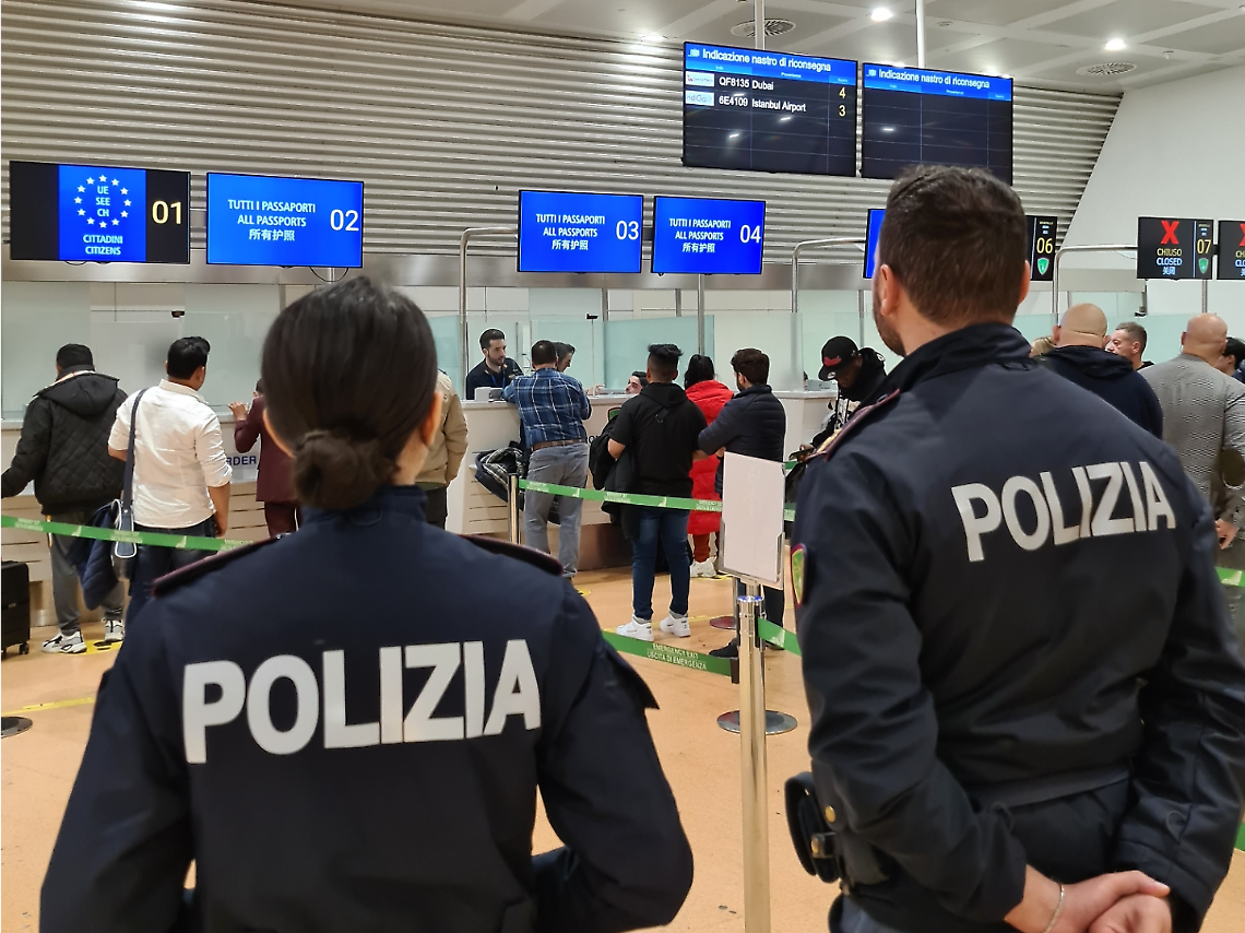 Gli agenti in attesa del pregiudicato