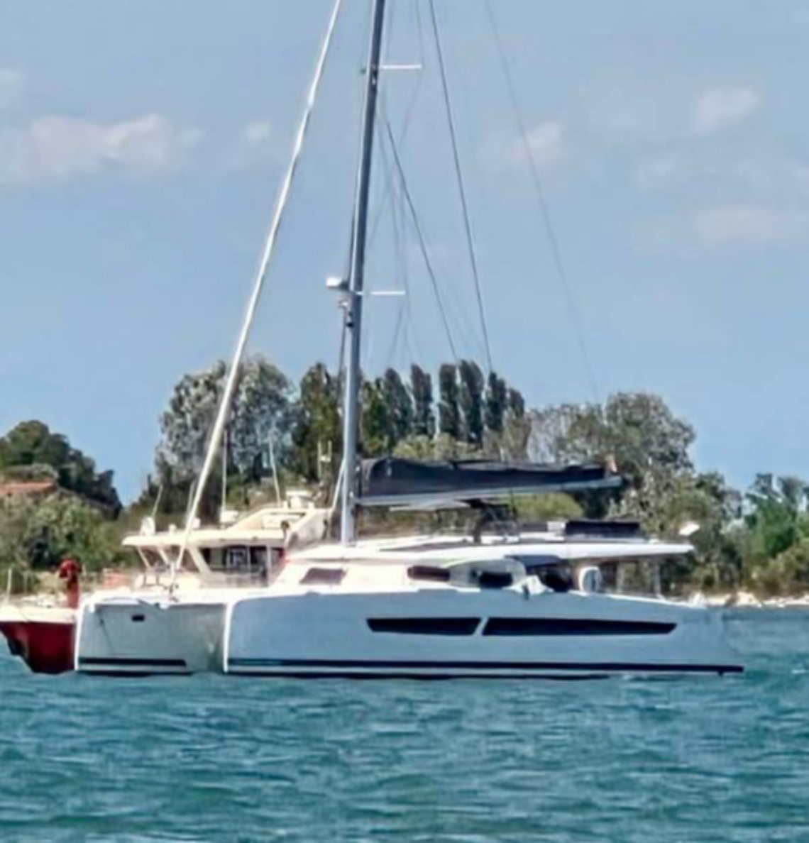 Tragedia in laguna: catamarano alla deriva a Lio Grande, morto lo skipper