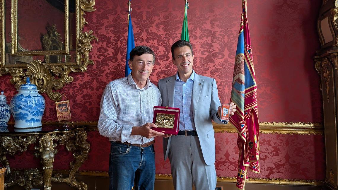 Le carte da briscola diventano arte: a Palazzo Balbi l'omaggio al Polesine firmato da Alberto Cristini
