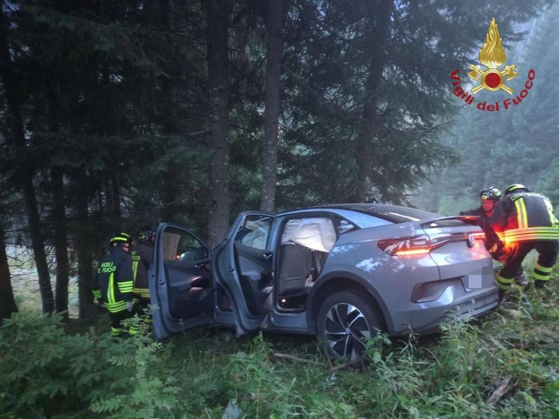 Zoldo, incidente sul passo Staulanza: auto esce di strada e precipita per 20 metri