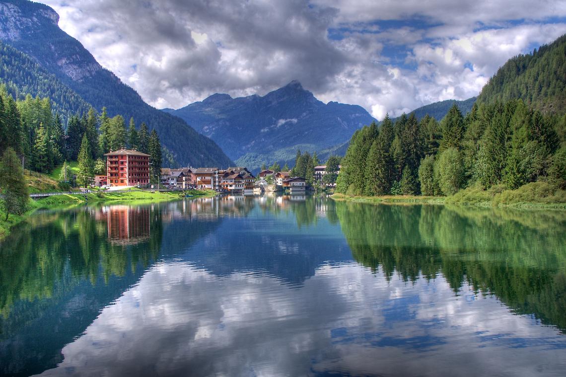 Sembra il Lago di Como, ma è nel Bellunese: una perla in Veneto
