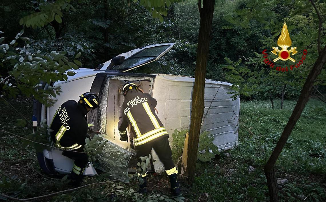 Furgone precipita per 15 metri a Isola Vicentina: salvo per miracolo il conducente