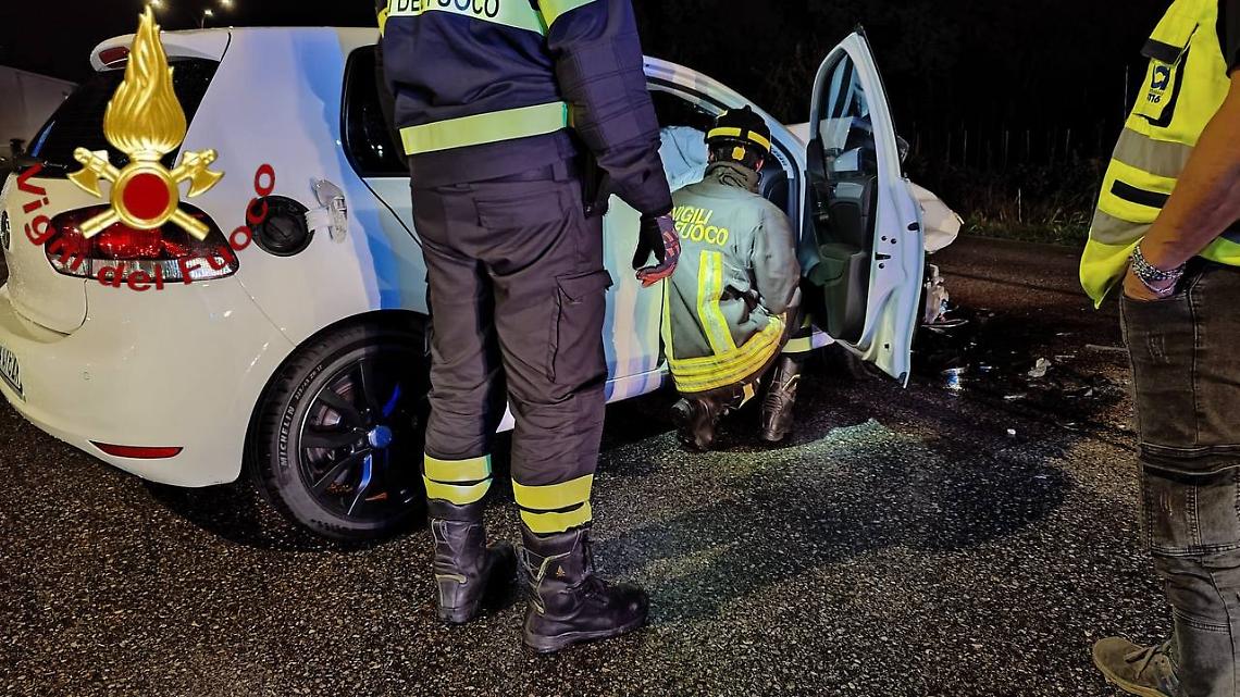 Castelfranco Veneto, scontro tra due auto nella notte: una ragazza in ospedale