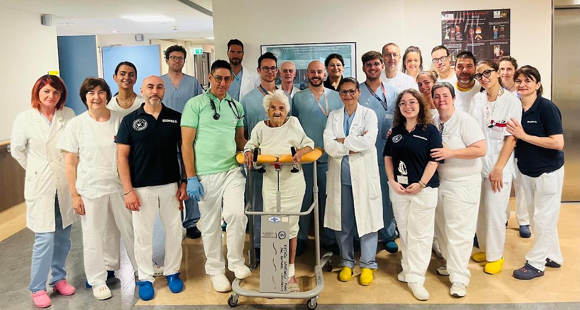 A 102 anni torna a camminare dopo una frattura al femore: la rinascita di Maria