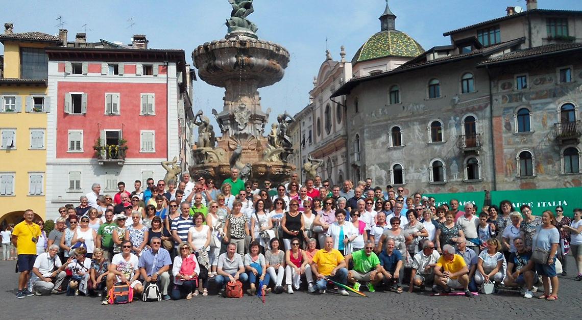 Gruppo completo dei volontari in una reunion di festa di fine anno a Trento