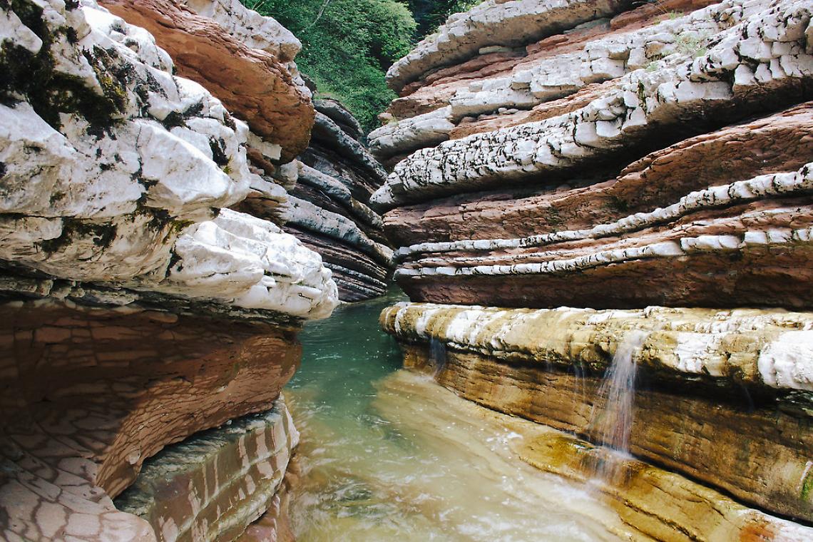 Meraviglie d’acqua: le più belle cascate del Veneto, tra natura selvaggia e percorsi segreti