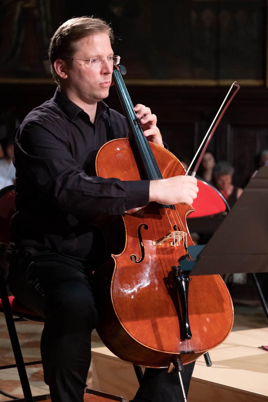 Peter Somodari incanta l’Auditorium Tamburini: il violoncello protagonista di un viaggio musicale tra epoche e stili
