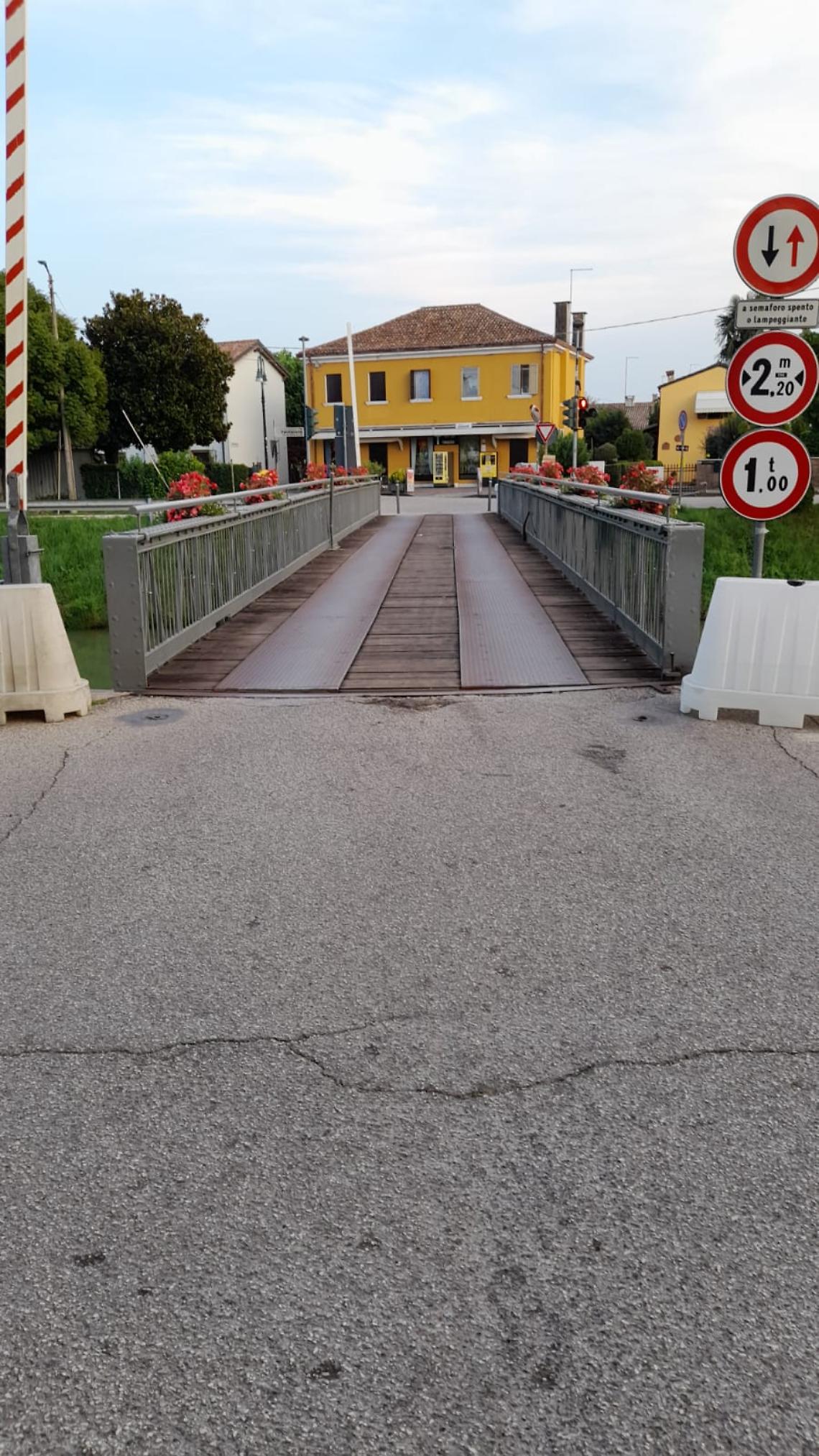 Ponte di Valmarana sabotaggi continui il Comune dice basta 