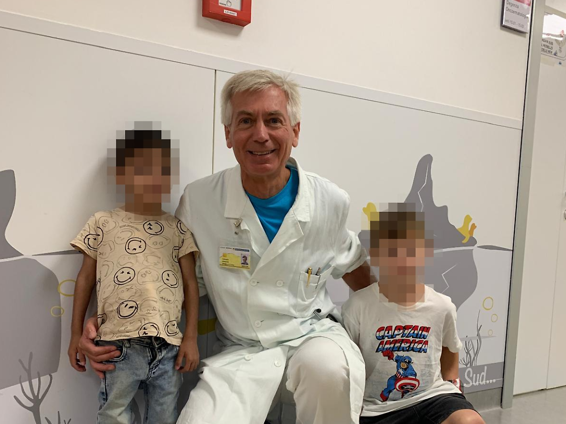 Il dottor Cesaro con il piccolo paziente e il fratellino