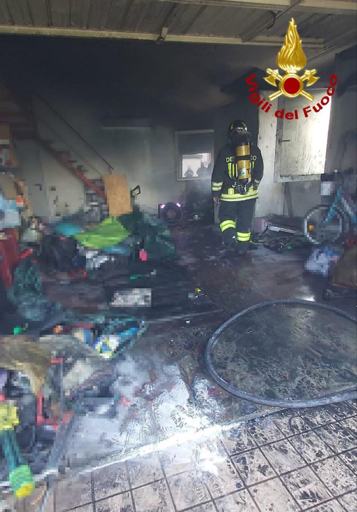 Cassola, paura in via Portile: incendio in un garage per una batteria in fiamme