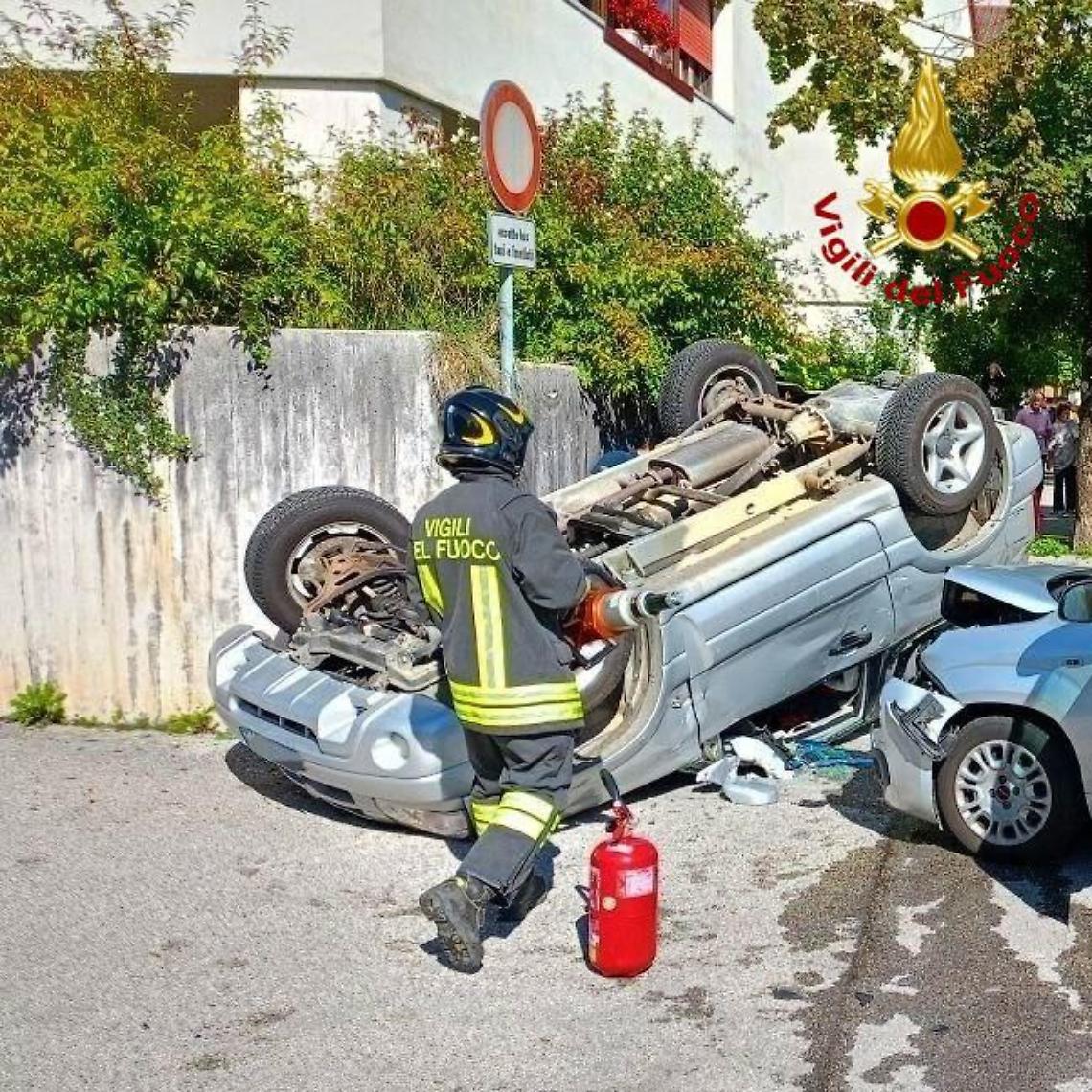 Belluno, incidente in via Giovanni Paolo I: auto si ribalta, due feriti