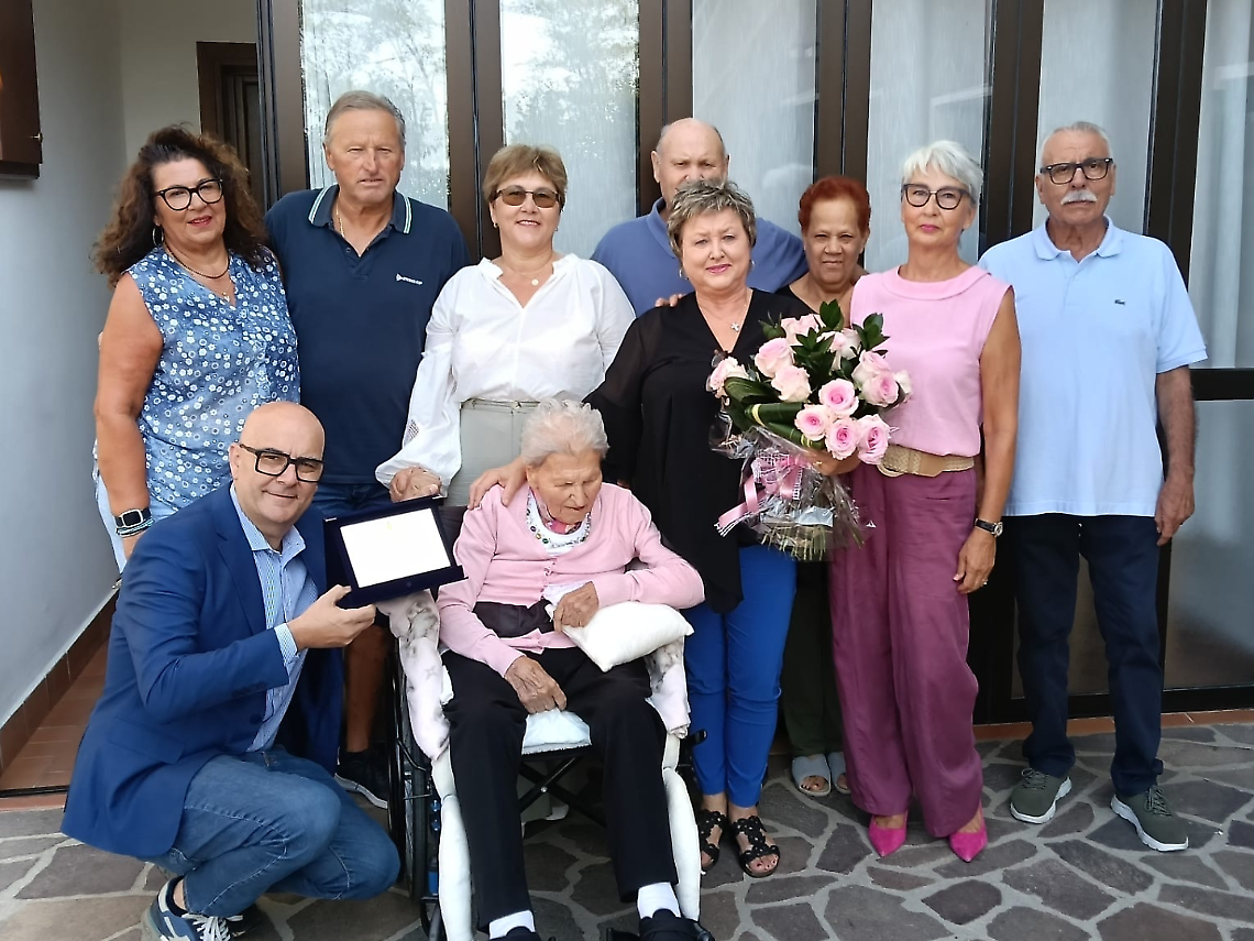 Luigina Squizzato con la famiglia e i rappresentanti comunali