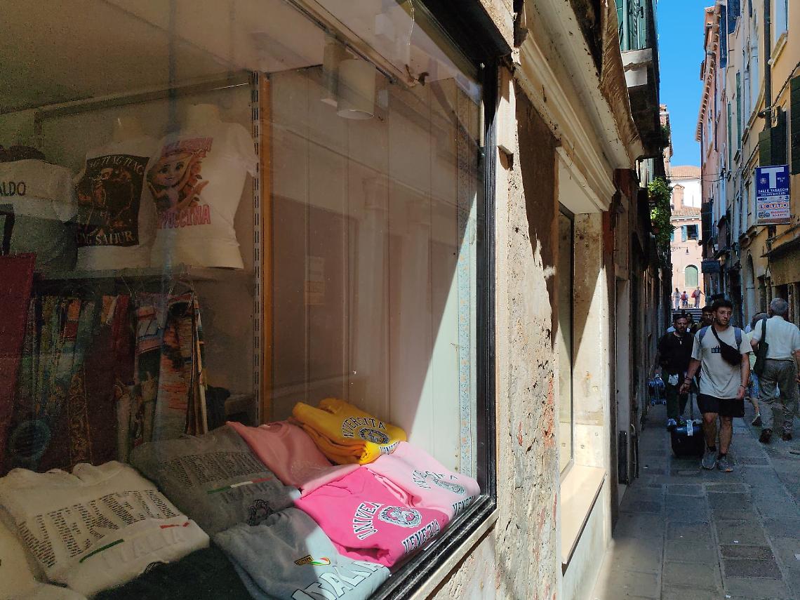 La vetrina del negozio colpito dalla sanzione