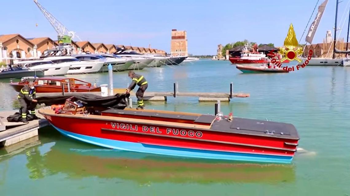 Il mezzo di soccorso donato da Armani ai Vigili del Fuoco di Venezia
