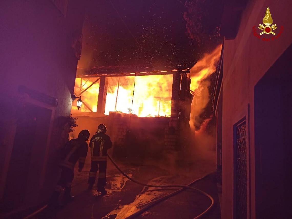 Incendio nella notte a Rodeghieri: magazzino in fiamme, salvi i garage grazie ai Vigili del Fuoco