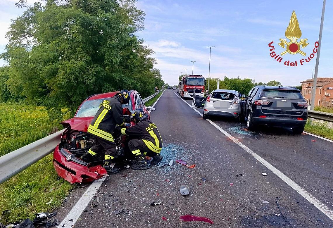 Schianto sulla SP45 a Rosolina: tre auto coinvolte, un ferito grave 
