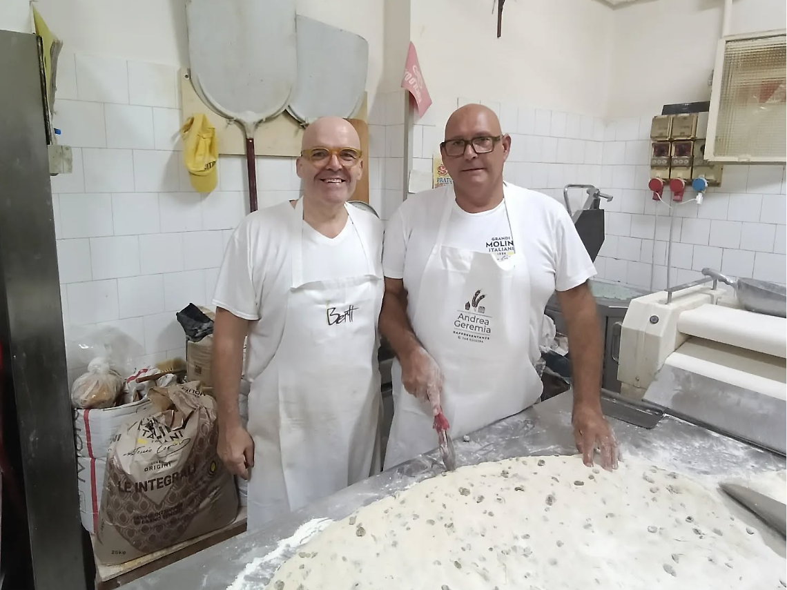 Arnaldo Pitton impasta grissini col suo nuovo titolare Michele Berti