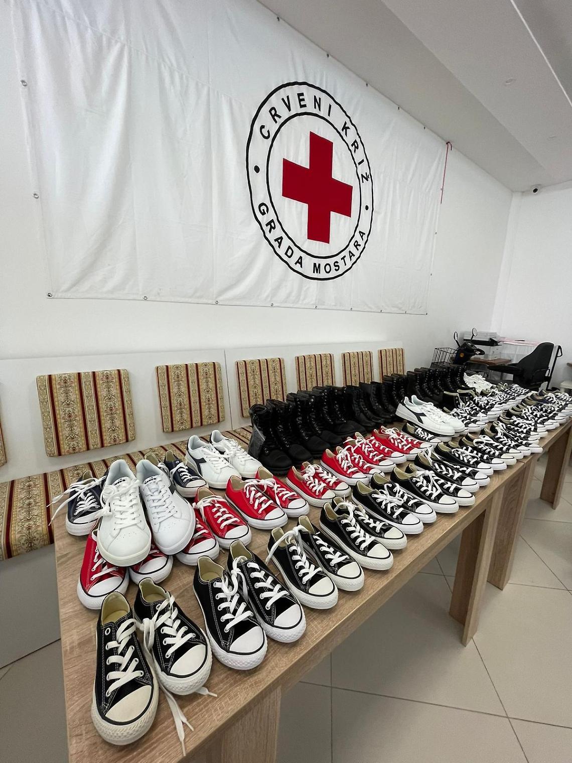 Montegrotto Terme dona 400 paia di scarpe nuove ai profughi di Mostar