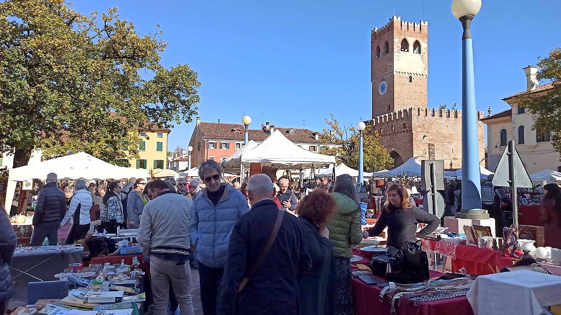 Storia, collezionismo e sapori, a Noale torna "MercatiNoale"