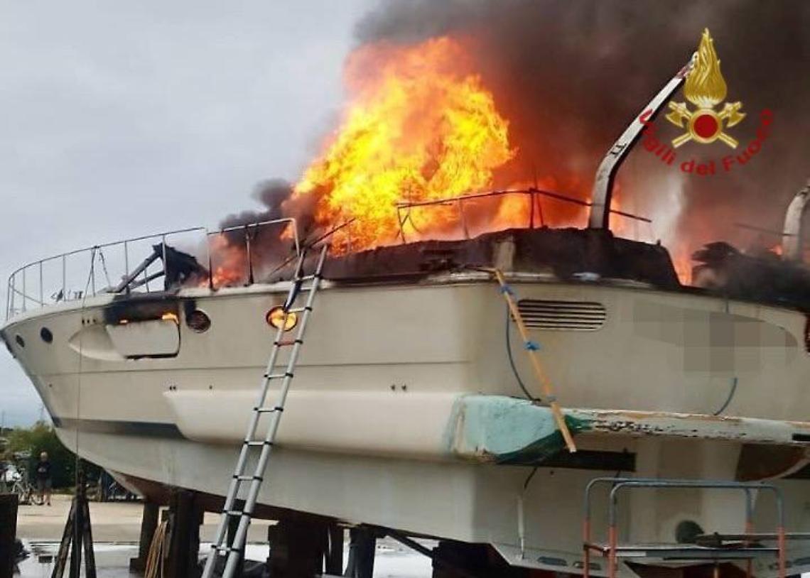 Fiamme al porto: incendio a Marina di Cavallino