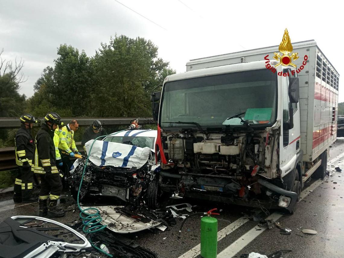 Carmignano di Brenta, incidente stradale sulla SS53: scontro tra auto e autocarro