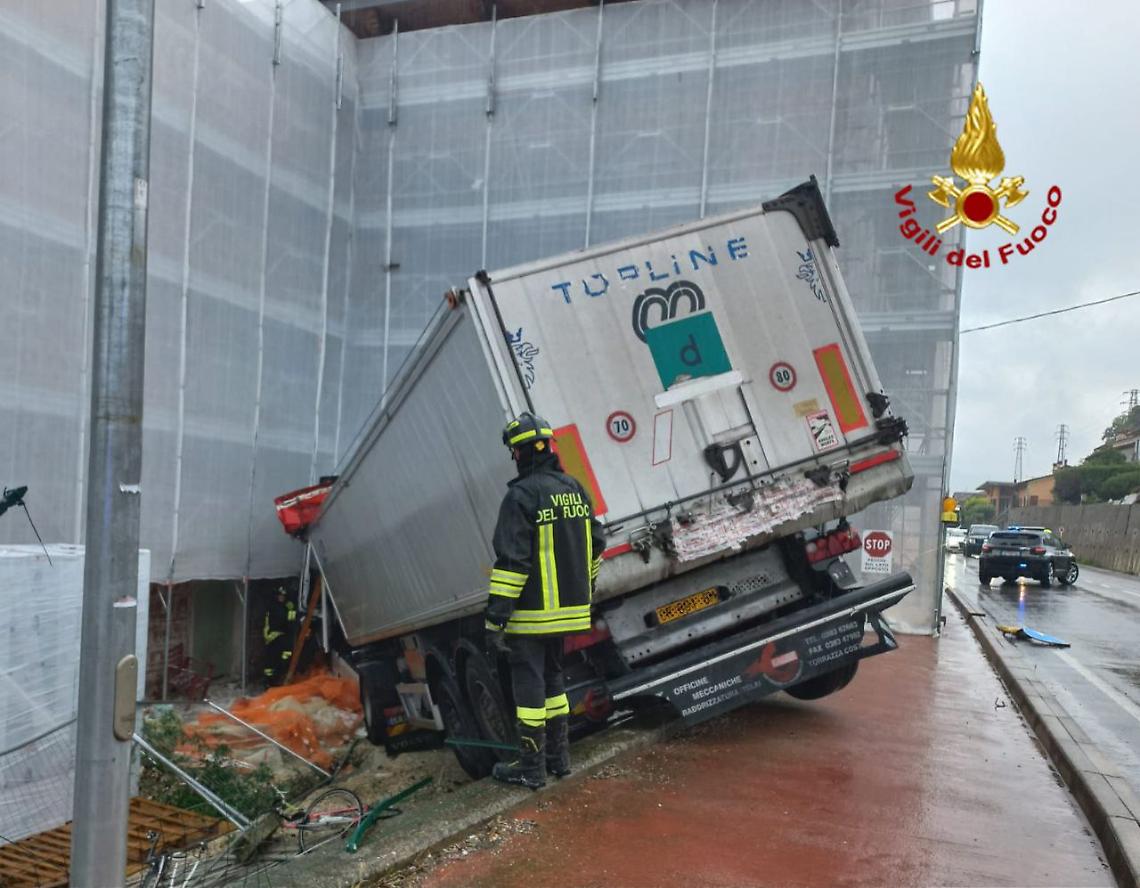 Camion si scontra con un edificio in ristrutturazione ad Arzignano: un ferito estratto dalle lamiere
