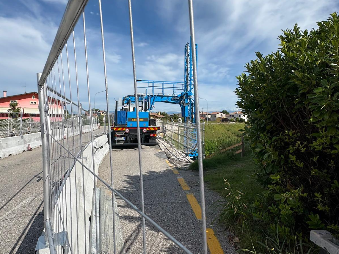 Ad oggi, il ponte è ancora aperto con viabilità alternata